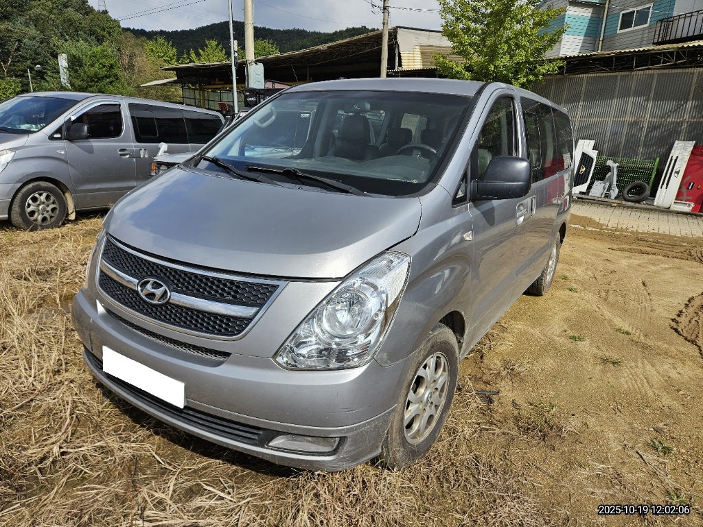 2015 Grand Starex wagon CVX Premium (697746) pre-producted