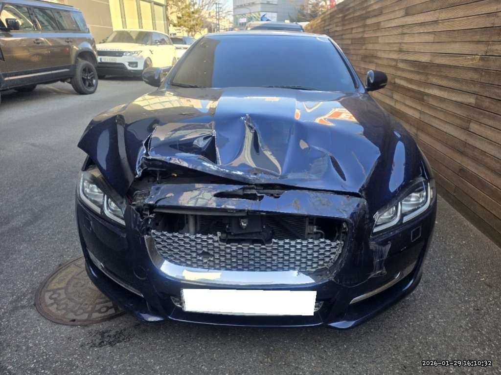 2016 Jaguar XJ (X351) 3.0D Premium Luxury LWB (V93494) pre-producted