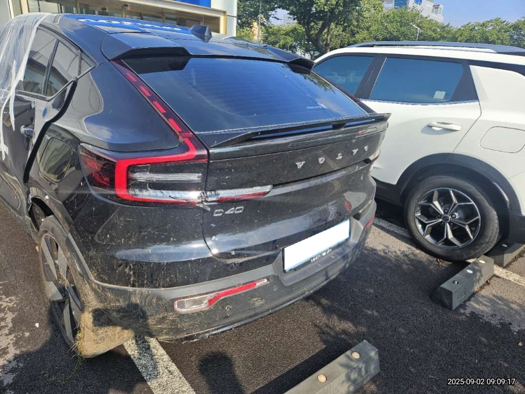 2024 Volvo C40 Recharge Twin Ultimate AWD (108098) pre-producted