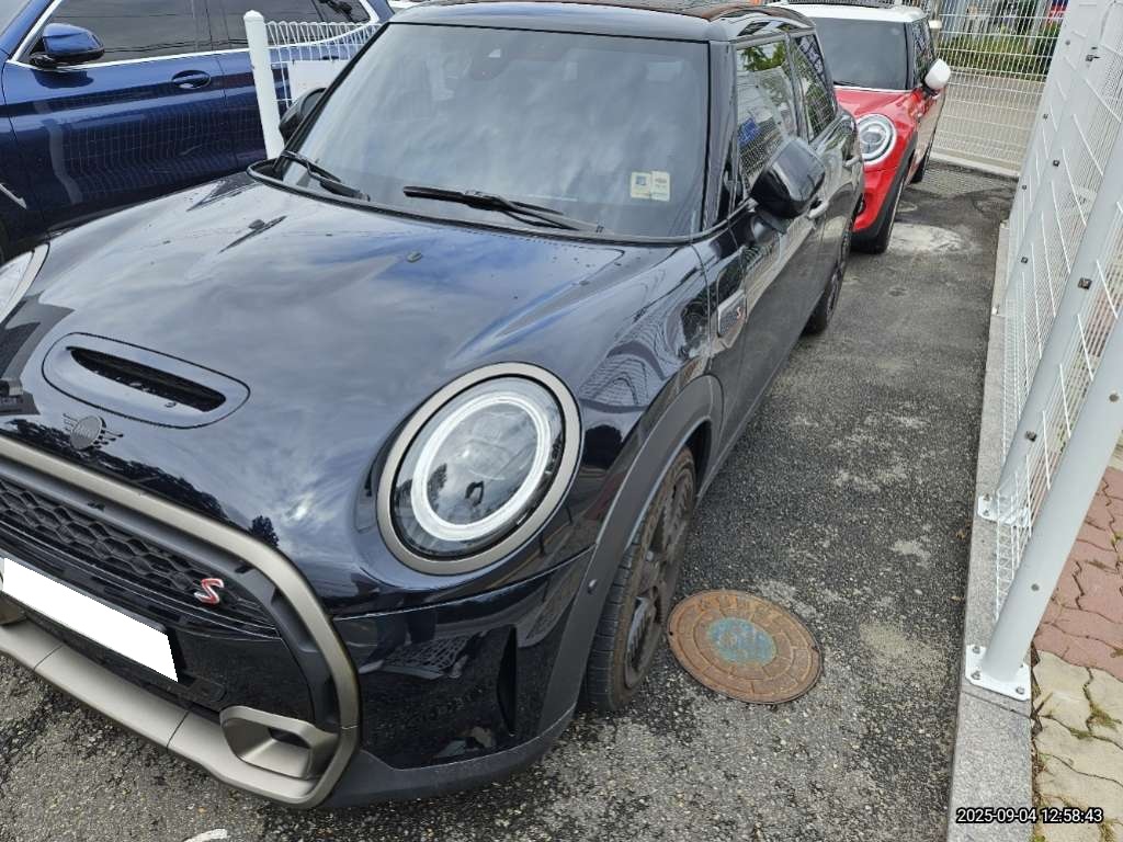 2023 MINI Cooper S 5-Door Classic Lunch Pack 3rd Gen (U26157) pre-producted