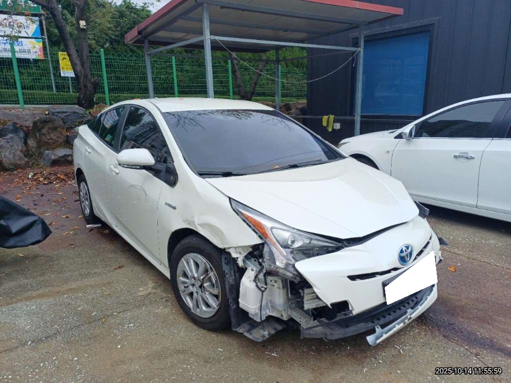  2016 Toyota Prius 4th gen 1.8 E (528341) pre-producted