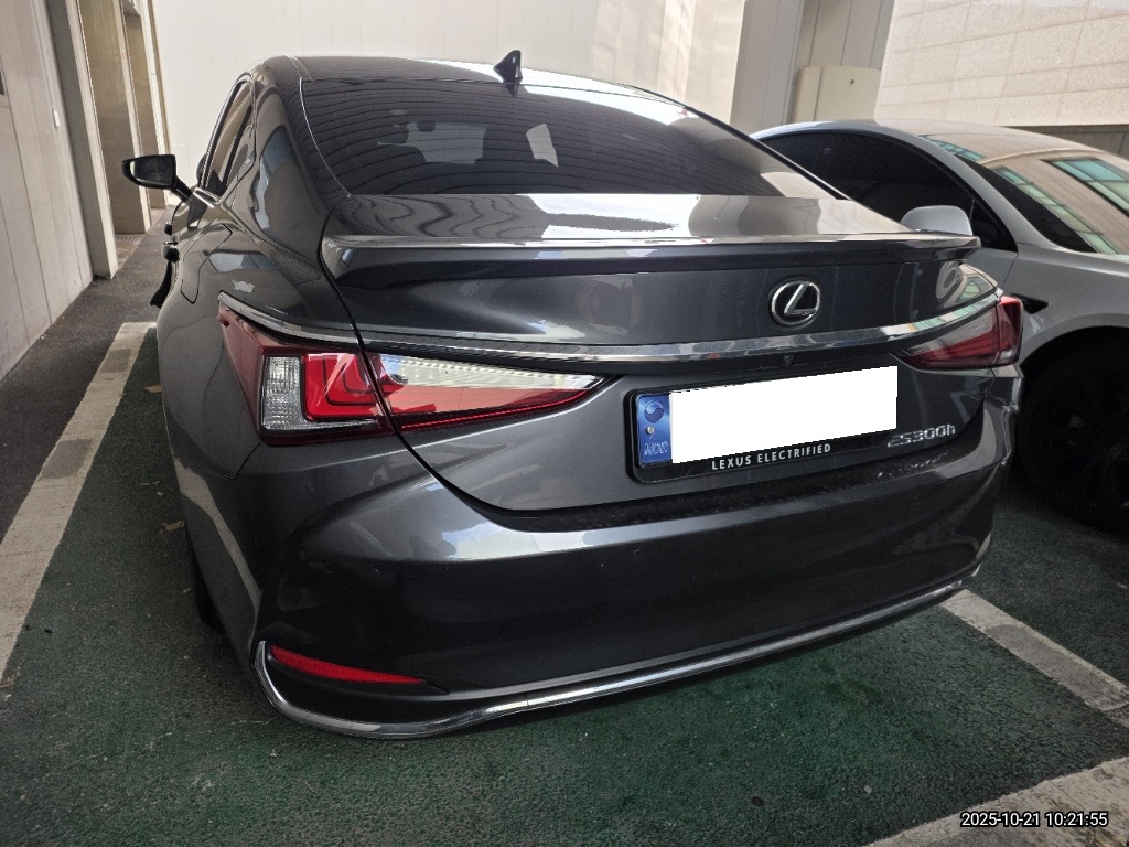 2025 Lexus ES300h 7th Gen Luxury Plus (023443) pre-producted