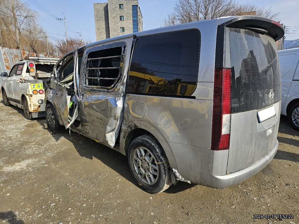 2023 Staria (100737) pre-producted