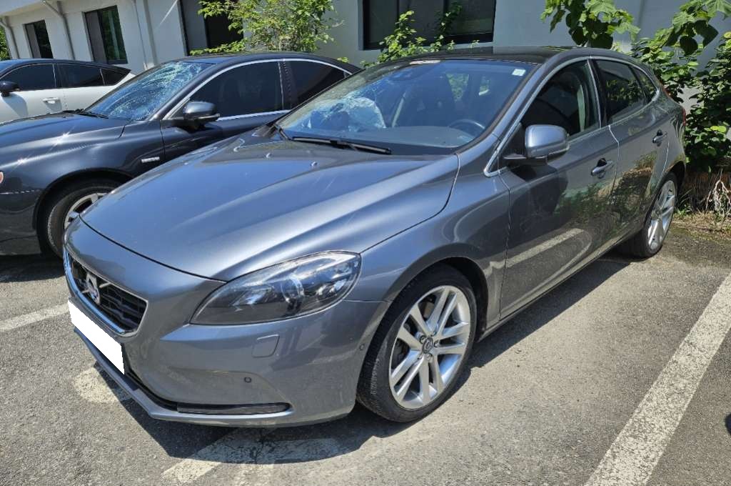 2016 Volvo V40 D4 (309200) pre-producted