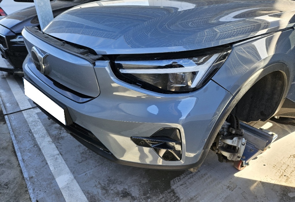 2023 Volvo C40 Recharge Twin Ultimate AWD (049060) pre-producted