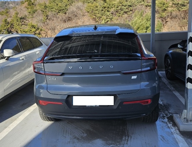 2023 Volvo C40 Recharge Twin Ultimate AWD (049060) pre-producted