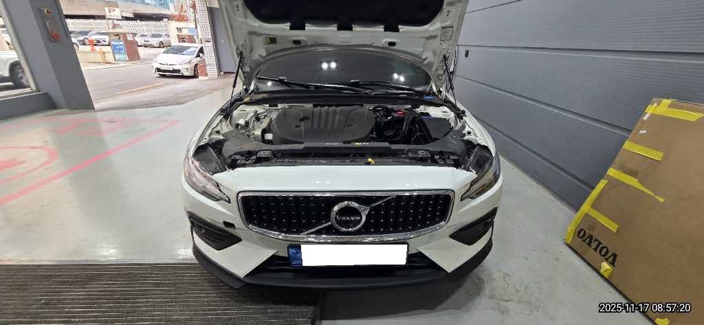 2022 Volvo V60 Cross Country 2nd gen 2.0 B5 Pro AWD (094887) pre-producted