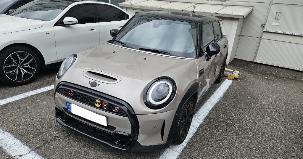2022 MINI Cooper S 5-door Classic 3rd Gen (S26268) pre-producted